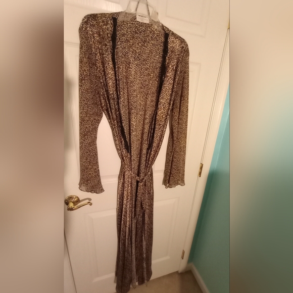 Blue floral nightgown and robe & leopard robe - Picture 10 of 13